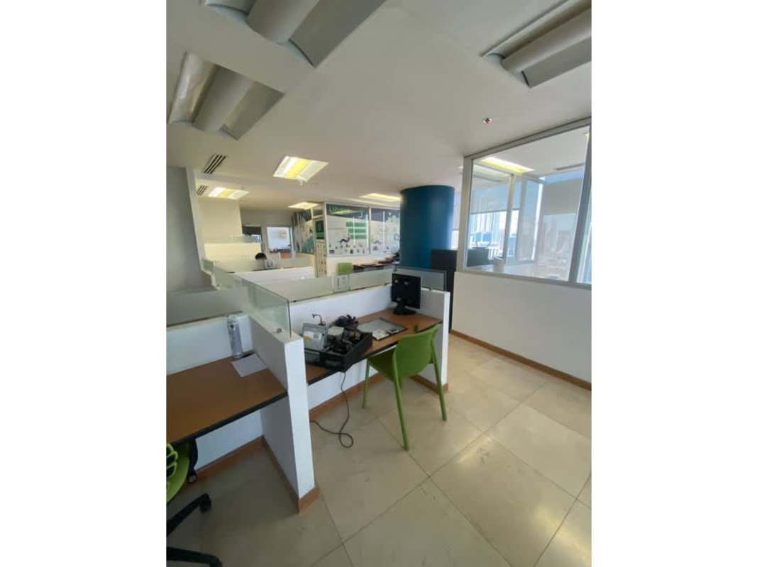 Enclosed glass office with wooden desk and skyline view in PH F&F Tower Calle 50