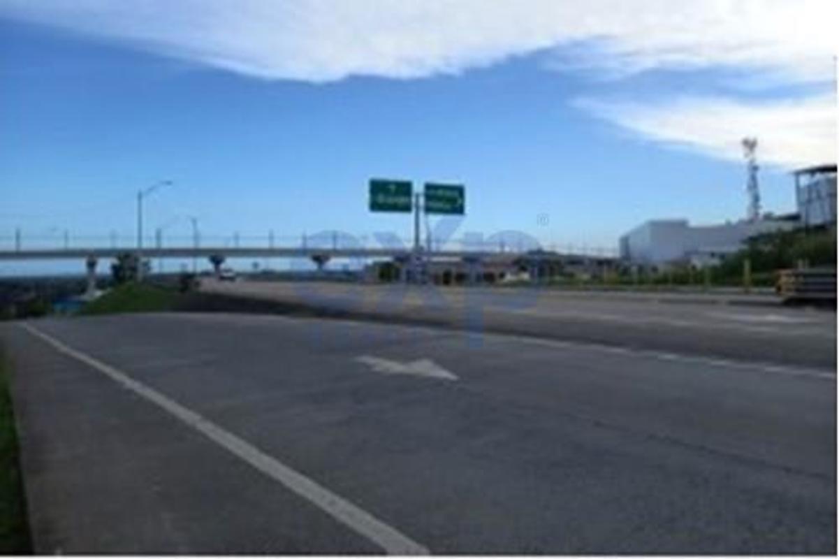 Roadside view of investment land near Corredor Norte highway in Panama City