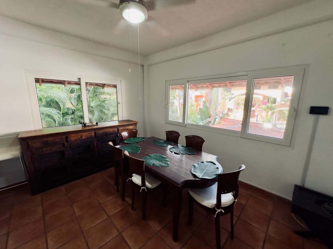 Large corner window bedroom Ciudad del Saber with AC and closet