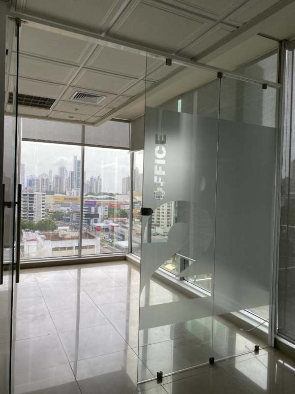 Floor-to-ceiling glass office with skyline and ocean view in PH BICSA Obarrio Panama