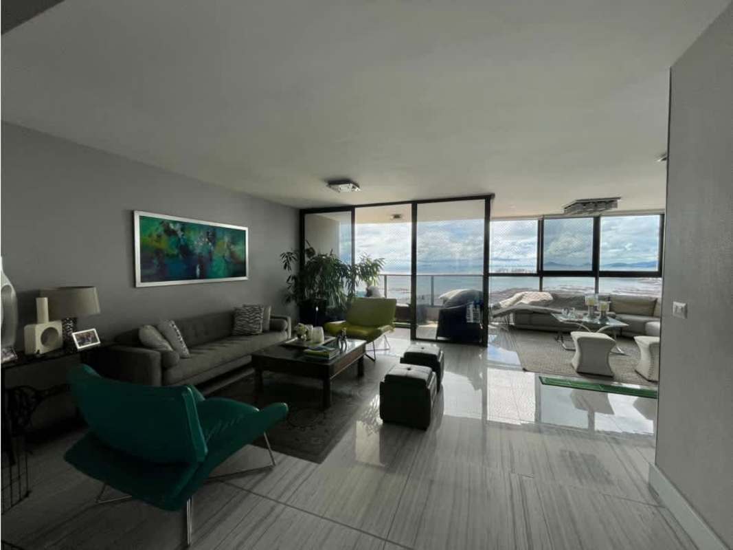 Modern living and dining space with large windows and natural light in San Francisco Bay Tower Panama