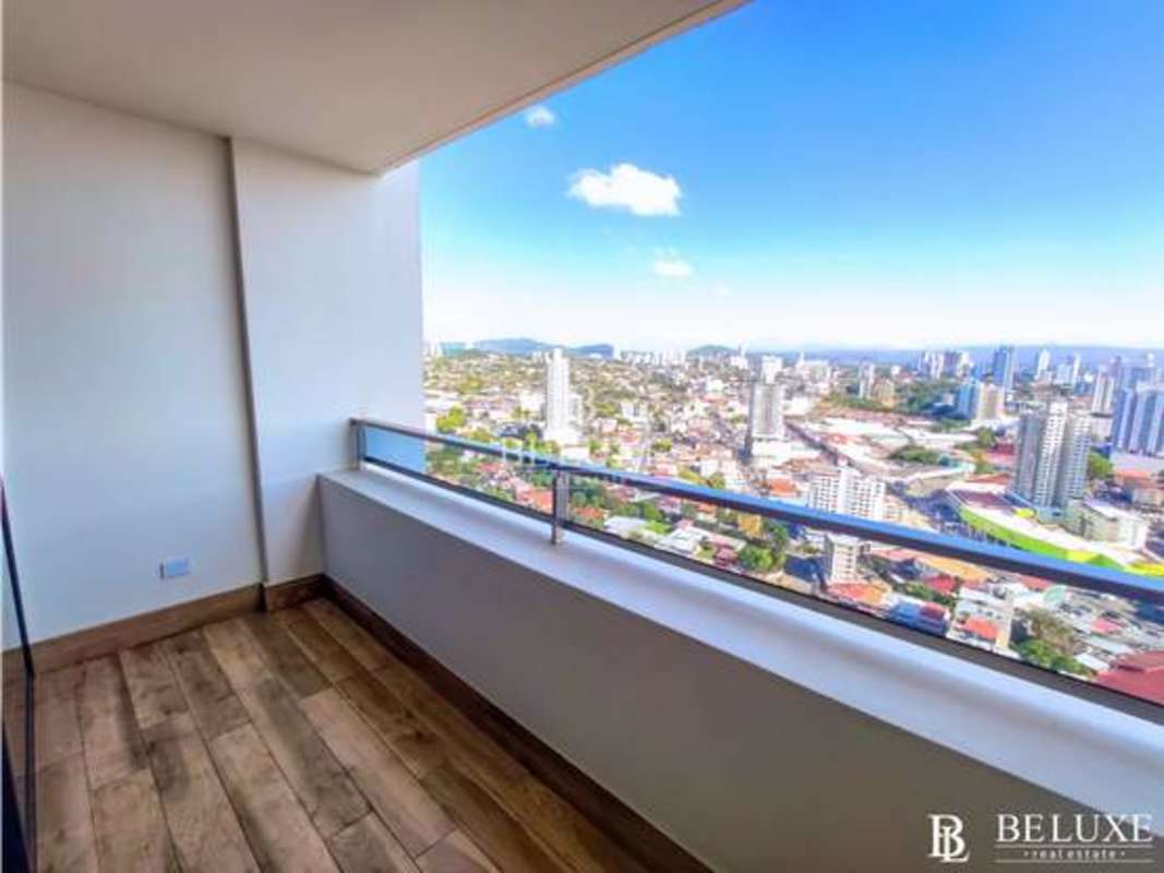 Private balcony with glass railing overlooking city skyline in PH Carreras El Carmen Panama