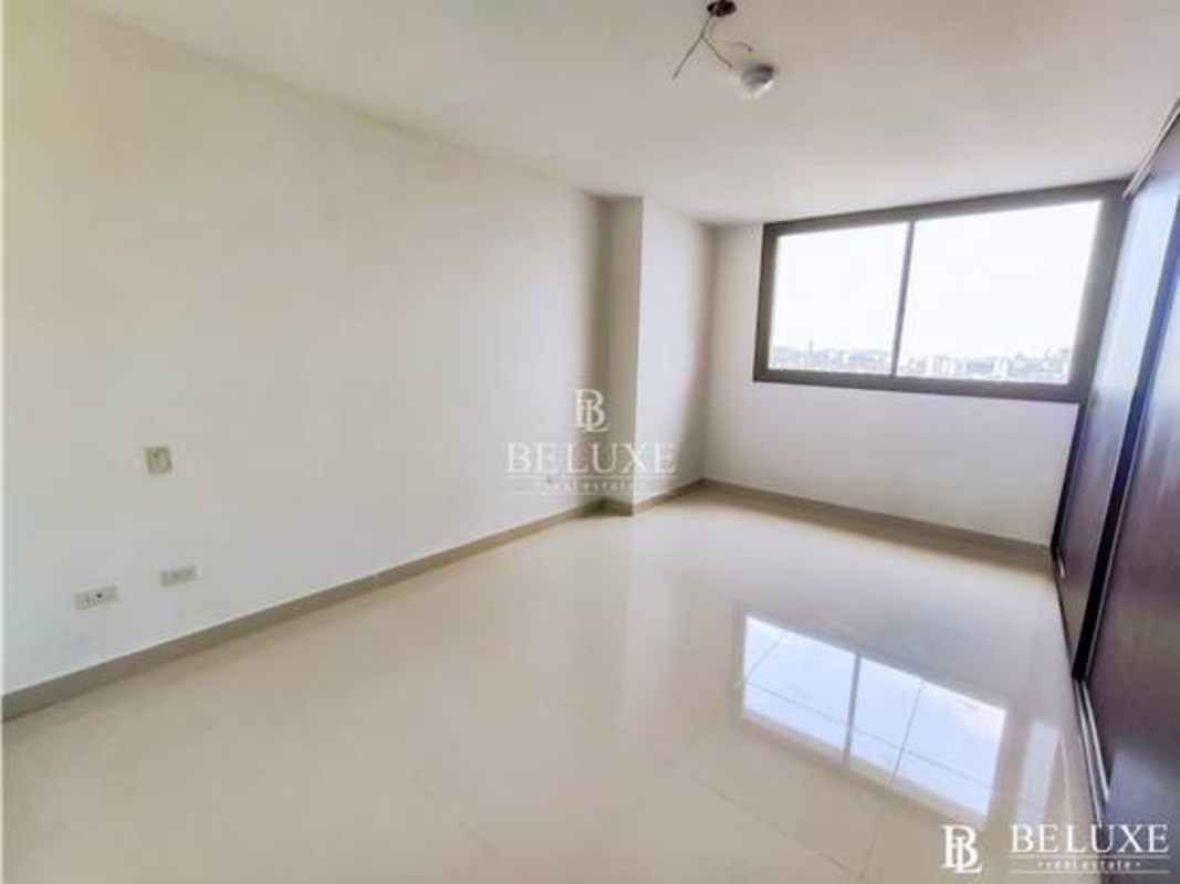 Bright bedroom with large window, ceramic tile flooring, built-in closet in PH Carreras Tower El Cangrejo