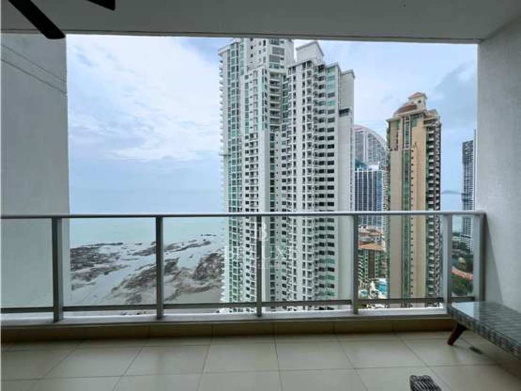 Oceanfront infinity pool with sun loungers PH Dupont Punta Pacifica