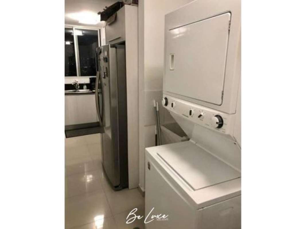 Bright bedroom with built-in closet in PH Sky Level Panama City