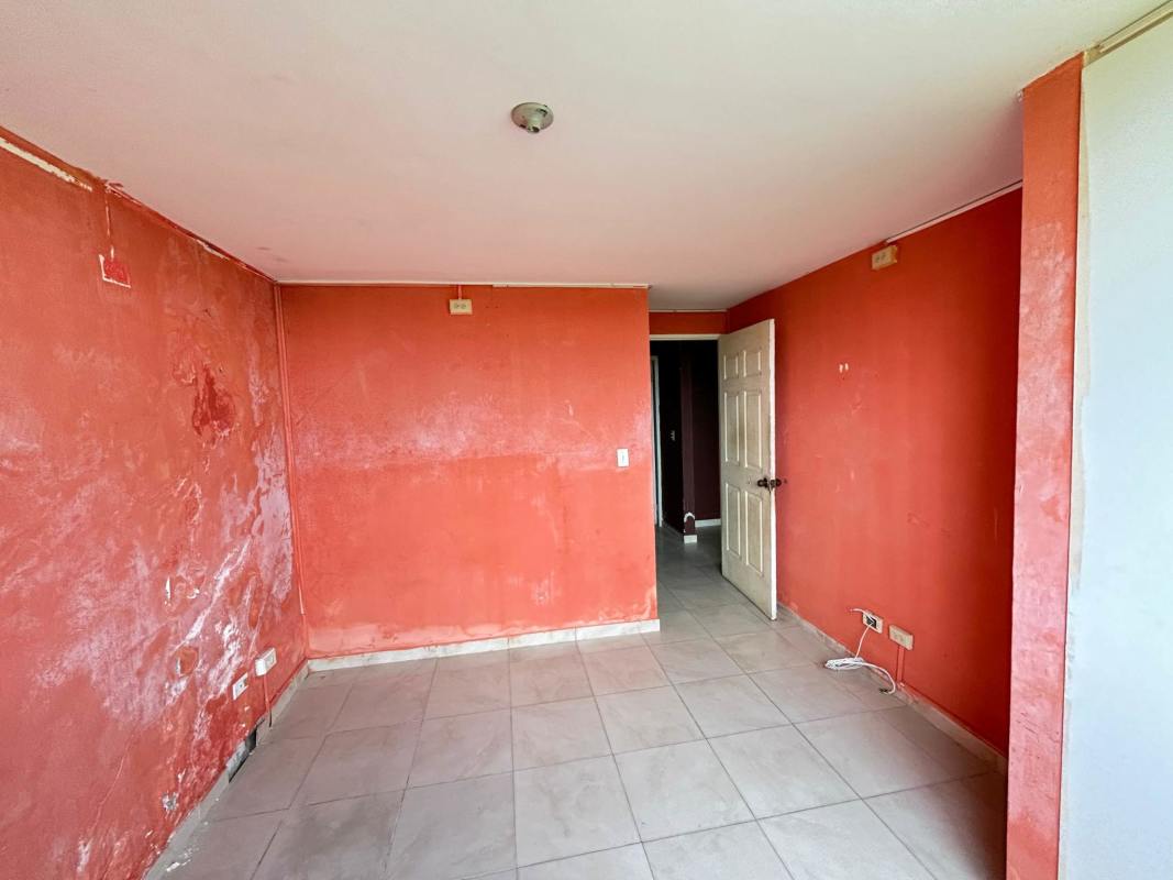 Unfurnished bedroom with window in affordable PH Mystic Blue apartment Juan Díaz