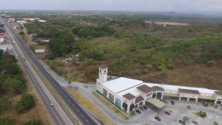Shopping plaza and commercial development adjacent to land site along Interamericana