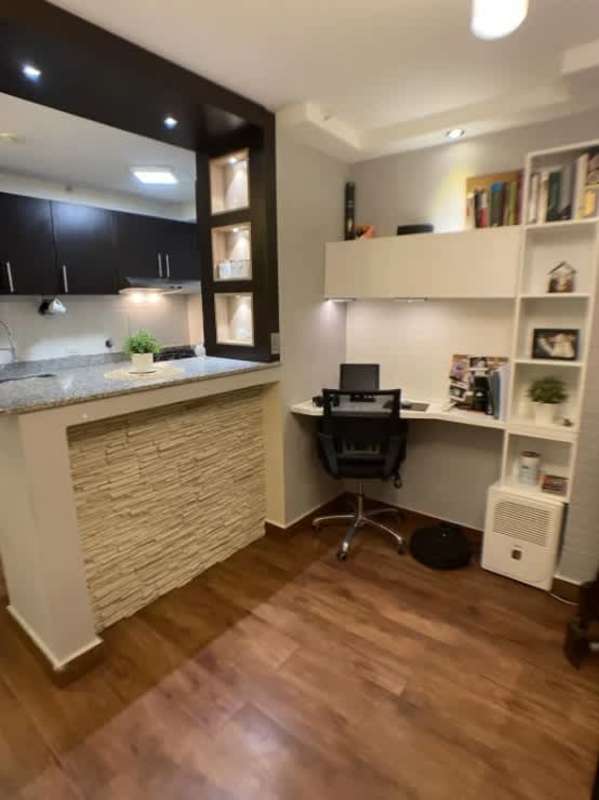Cozy workspace integrated with kitchen, granite counters and wood floors PH Arena's Park Panama