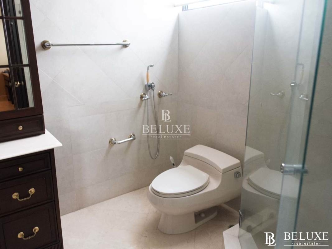 Spacious master bathroom with marble tiles, modern fixtures in PH Panamar Panama