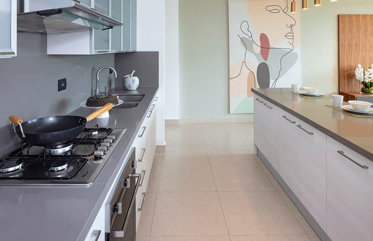 Modern open kitchen with island, built-in stove, oven in PH Clayton Park II Clayton Panama City