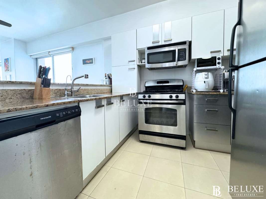 Living area with floor to ceiling windows ocean city view PH Grandbay Avenida Balboa Panama