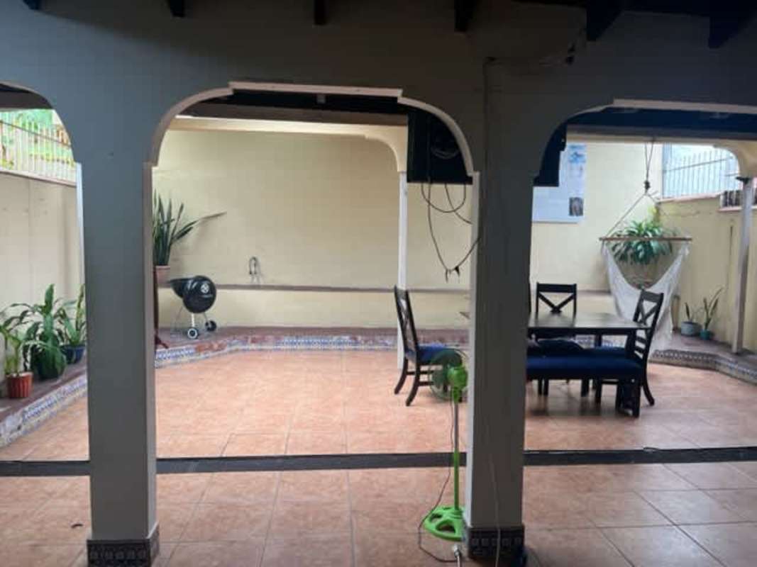 Covered outdoor patio with dining table, TV, tiled floor in Urbanización Limajo Panama
