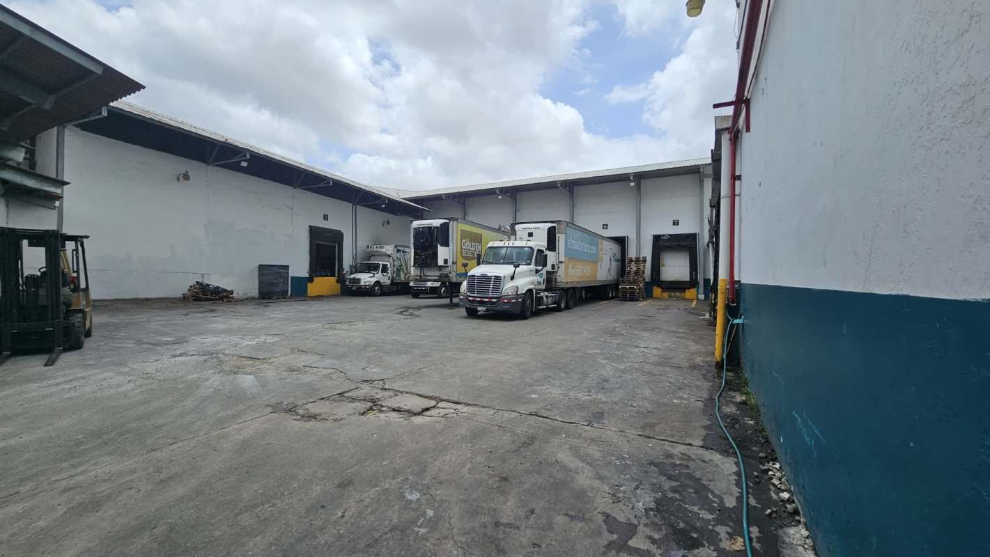 Industrial Warehouse with Offices for Sale in Juan Díaz