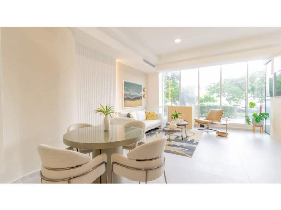 Luxury infinity pool with ocean view sundeck at PH Seaside Avenida Balboa Panama