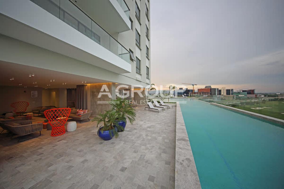 Rooftop infinity pool and outdoor lounge with city skyline views at PH Greenview Santa María Panama