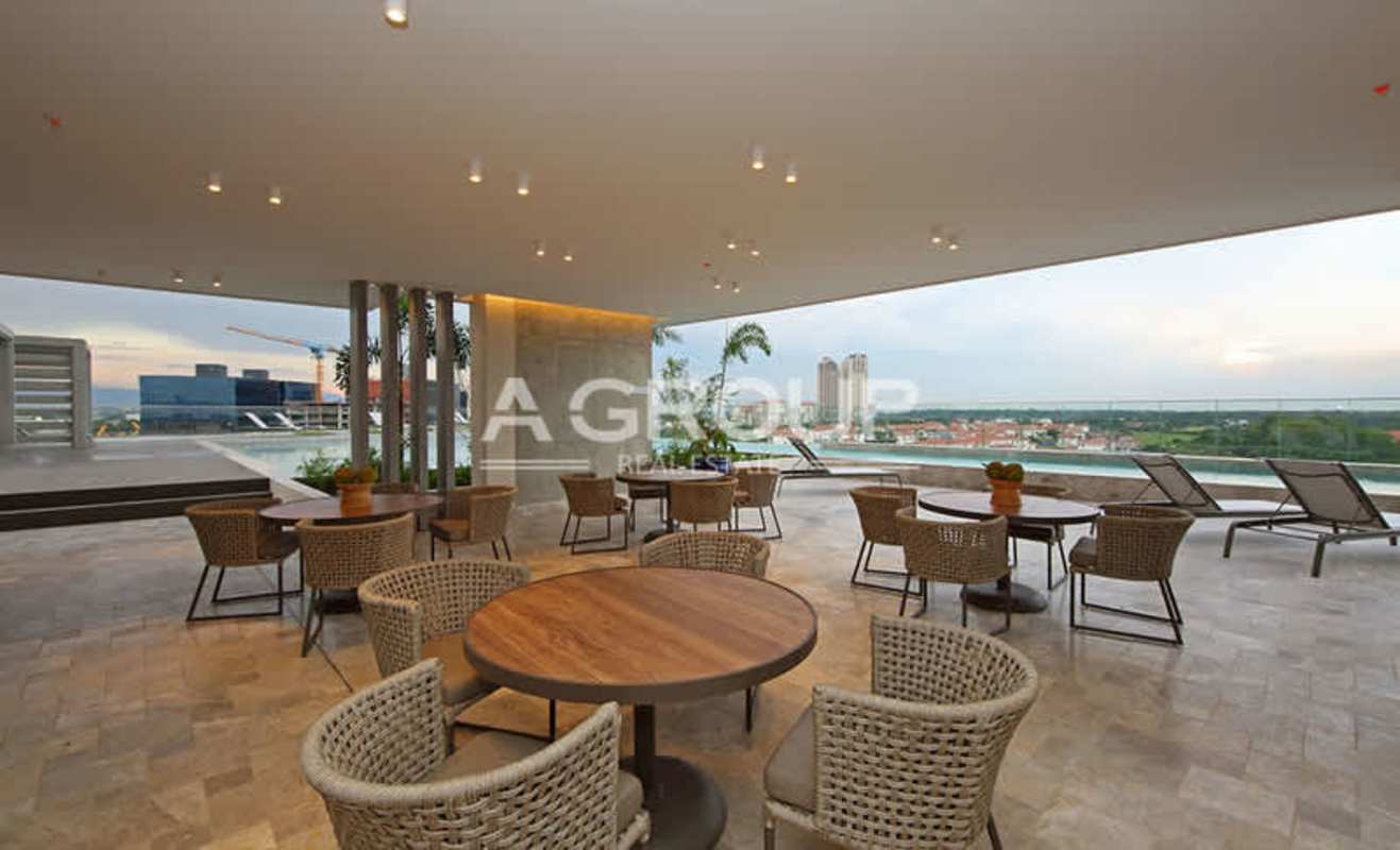 Infinity pool with lounge seating and panoramic city views at PH Greenview Santa María Panama City