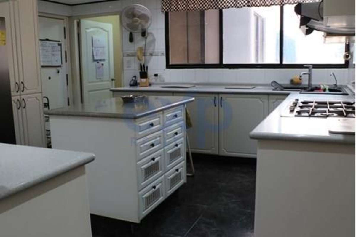 Traditional bathroom with granite countertop, glass shower in PH Los Jades Panama