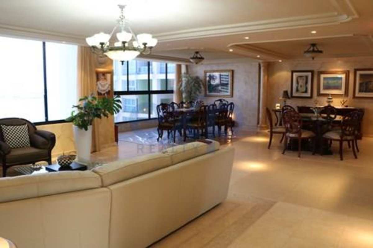 Kitchen with center island, large window and bay view in PH Los Jades Panama City