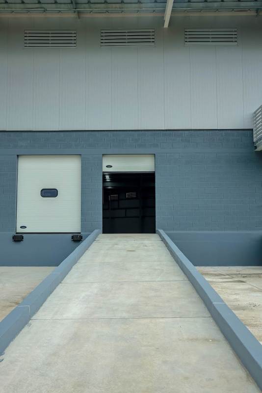 Large empty warehouse interior open floor 1200 sqm for rent in Panama