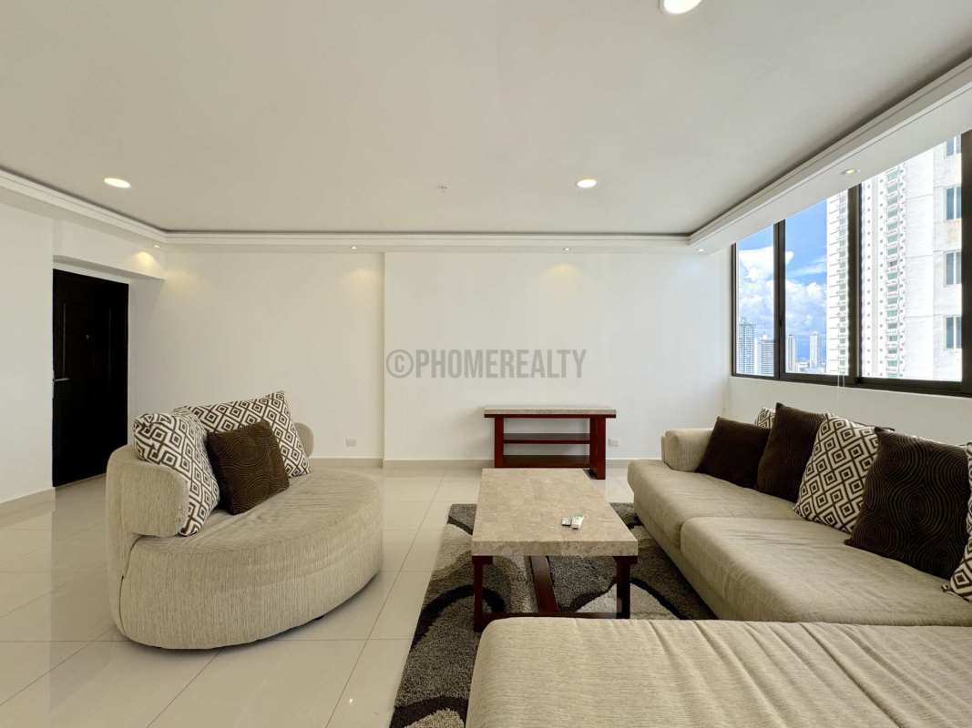 Spacious master bedroom with walk-in closet and city view in PH Riverside Costa del Este