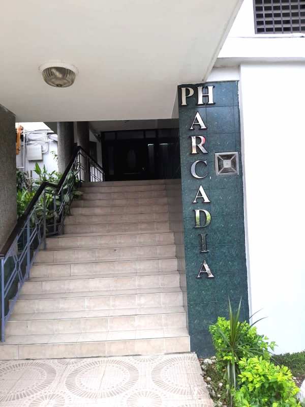 Main entrance with stairs and marble name wall PH Arcadia Via Argentina El Cangrejo Panama