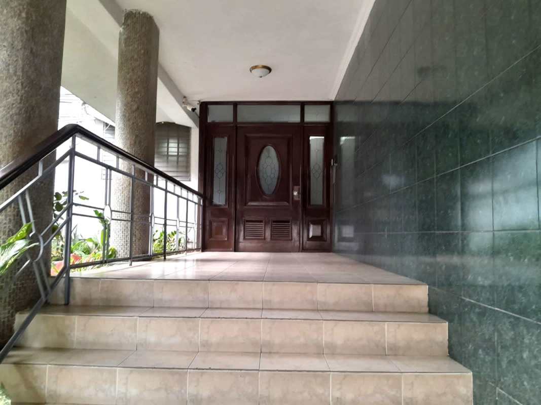 Bedroom with large built-in wardrobe, ceiling fan, window city skyline in PH Arcadia Panama City