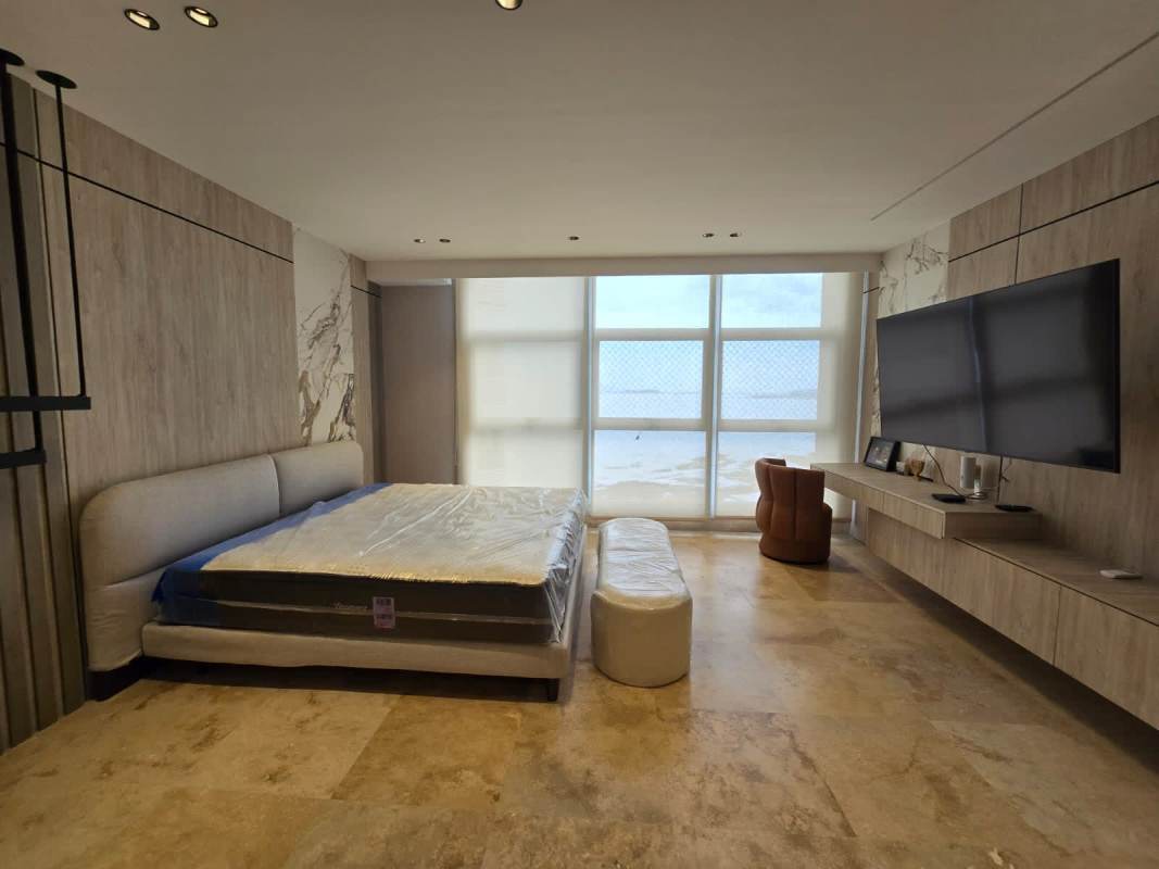 Stylish lobby with high ceilings and modern furnishings in PH Q Tower Punta Pacifica