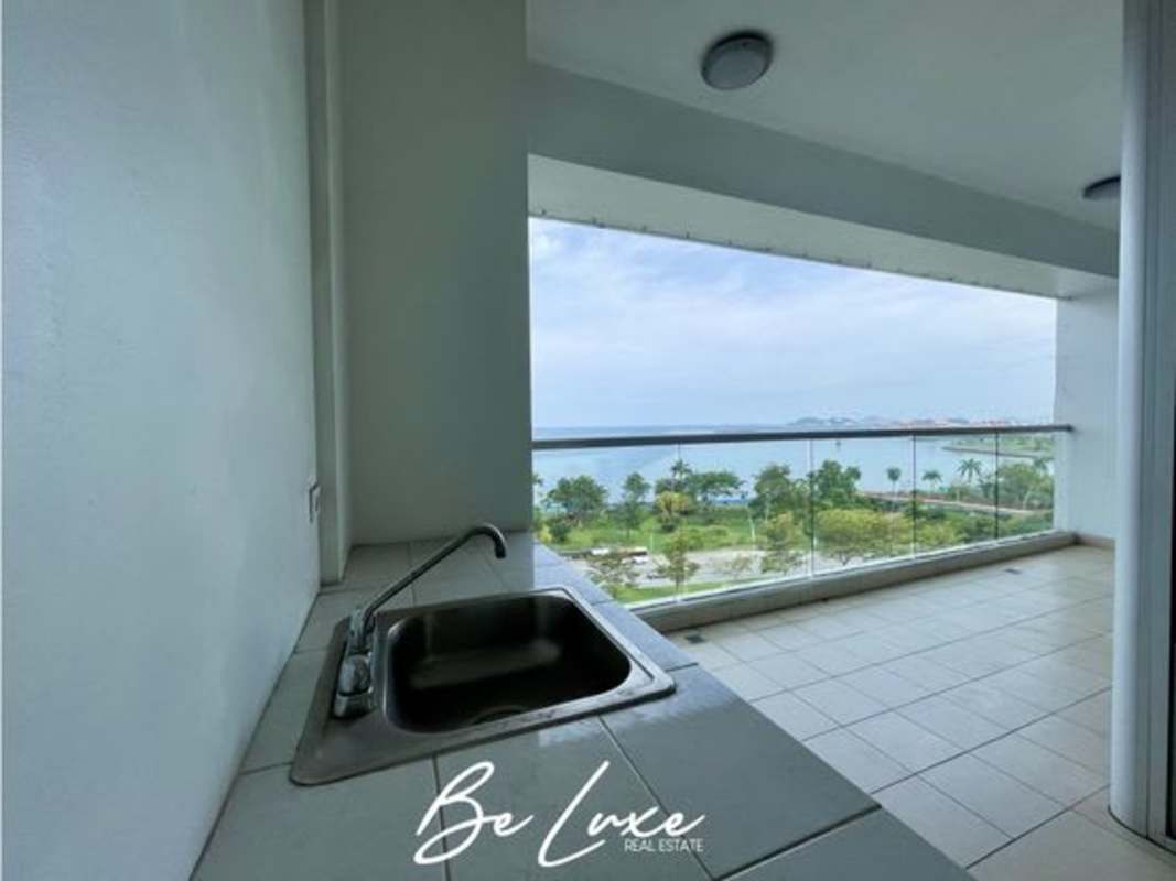 Large walk-in closet connected to bathroom in PH Rivage apartment Panama City