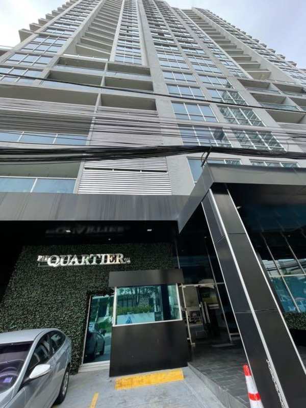 Contemporary kitchen with granite countertops, red cabinetry and gas stove in PH Quartier San Francisco Panama