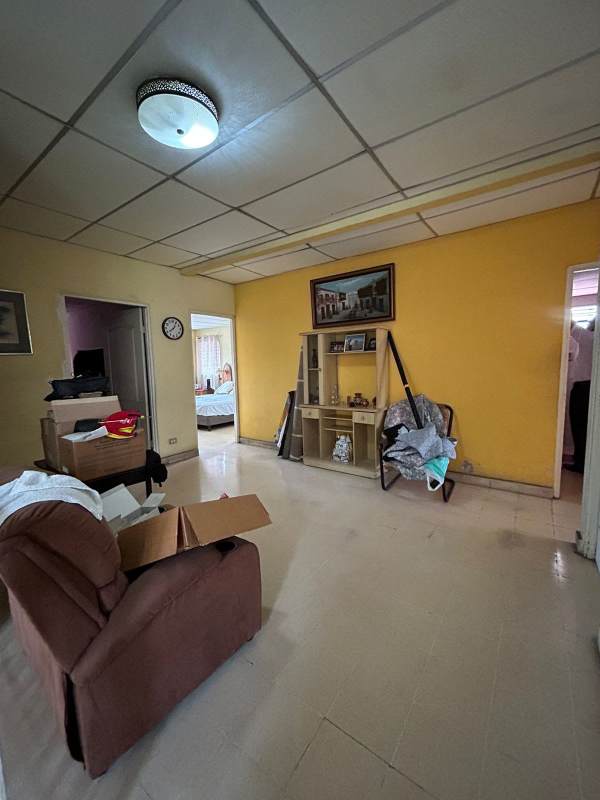 Bedroom with large windows and tiled floor spacious house in Chanis Panama