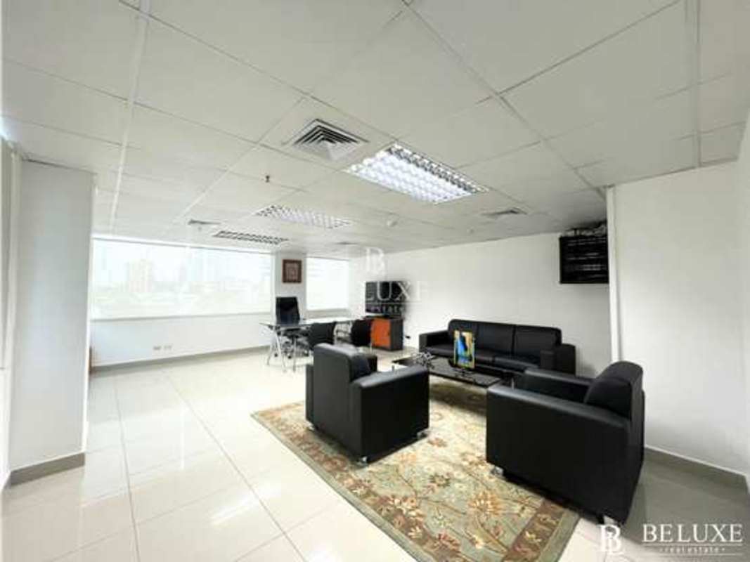 Modern reception with wood desk, bright natural light at PH Torre Brasil Business Center Panama City