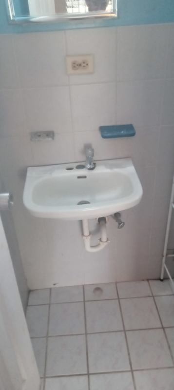 Small bathroom with mirror and sink in cozy house for rent El Crisol Panama