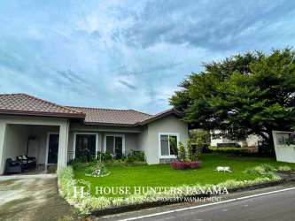 Master bedroom with tile flooring, ensuite bath, AC and ceiling fan in furnished Boquete house for sale Chiriquí Panama