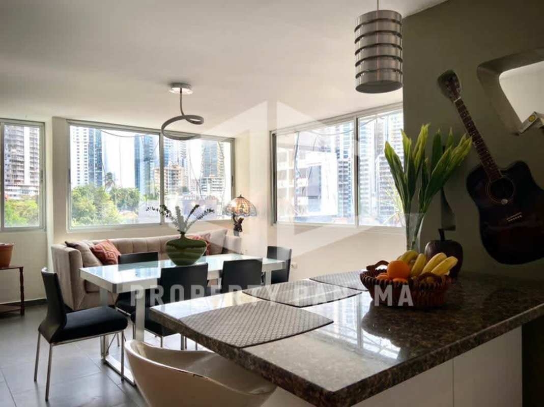 Secondary bedroom with natural light and skyline view at PH La Joya Punta Paitilla