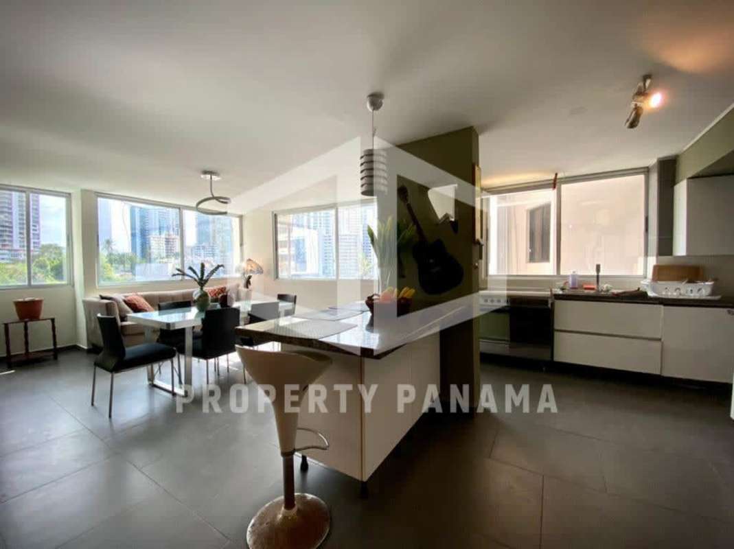 Large bedroom with big windows, nice lighting and city view in PH La Joya Punta Paitilla