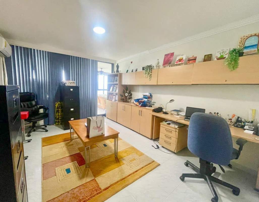 Ample office space with built-in cabinetry and window views at PH Crillon Punta Paitilla