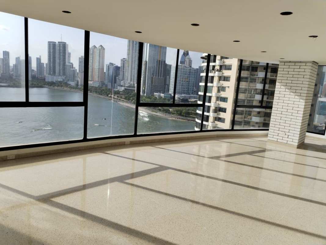 White tile living space in PH Mar de Plata featuring natural light and recessed lights.