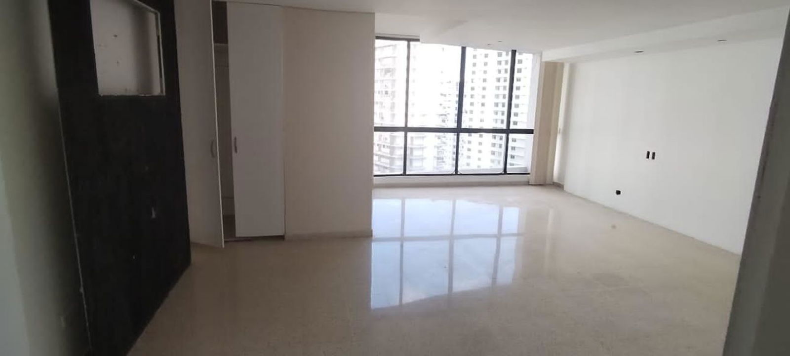 Empty bright room with large windows offering city and bay views in PH Mar de Plata Panama