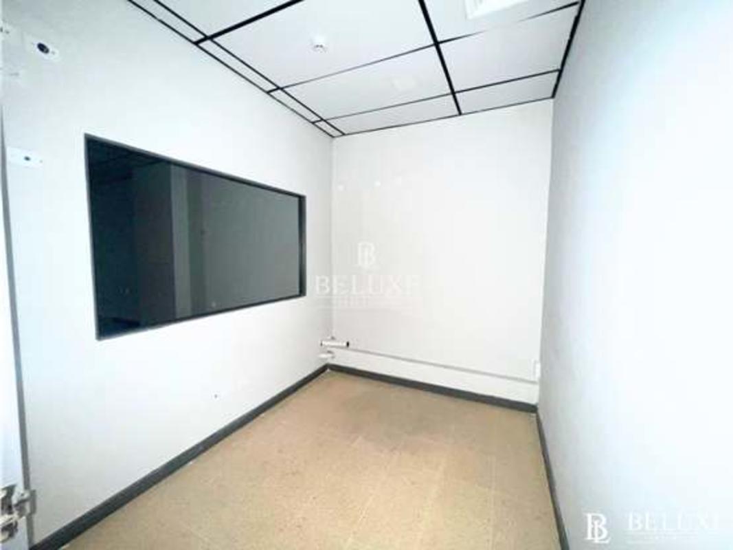 Small interior office room with drop ceiling and interior window in PH El Dorado Business Center Panama