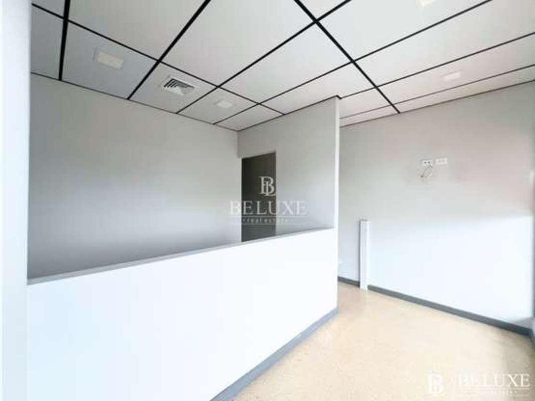 Reception area with interior window and drop ceiling in office for rent Panama