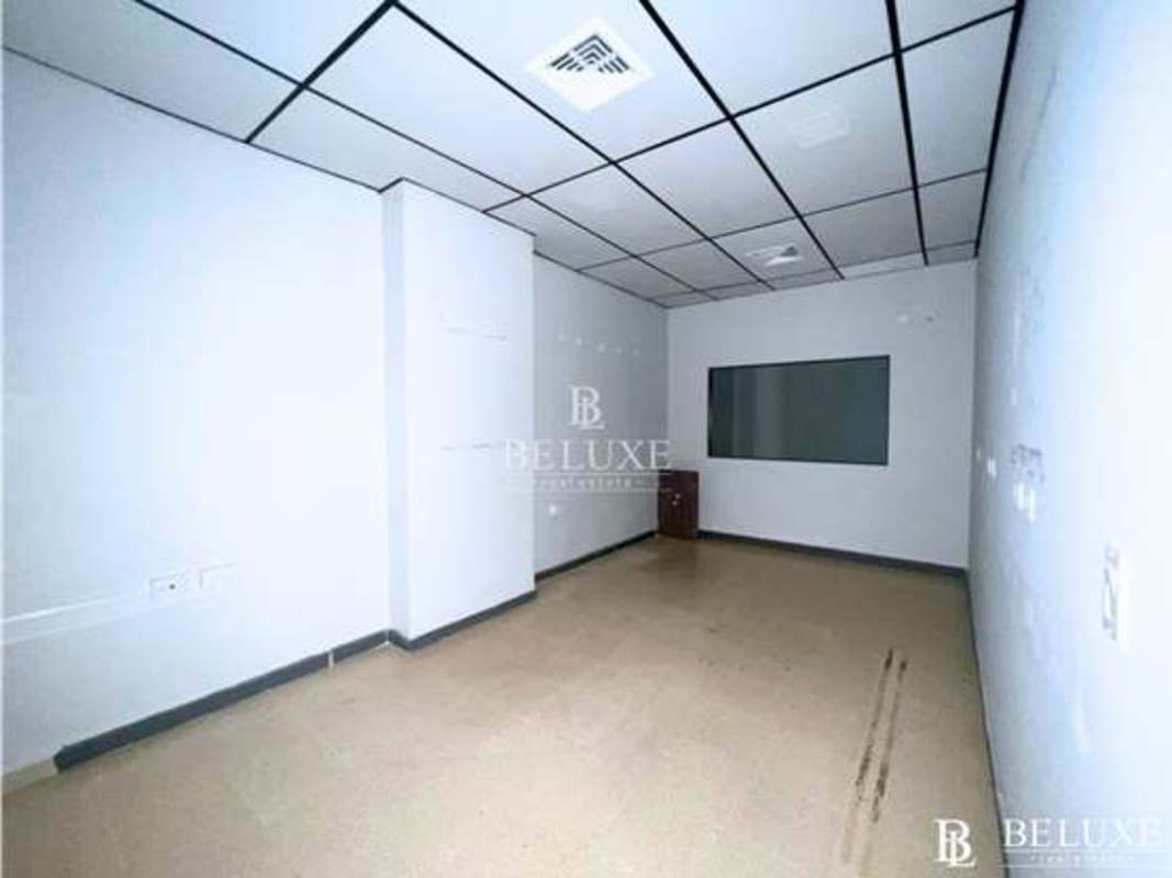 Empty spacious office area with tile floor and drop ceiling in PH El Dorado Business Center Panama
