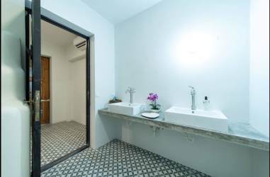 Spacious bedroom with two double beds exposed ceiling beams Villa Quintet Los Destiladeros Pedasí Panama