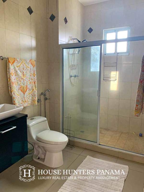 Contemporary living area with wall art, panoramic views, and open space in PH Sapphire Tower Panama