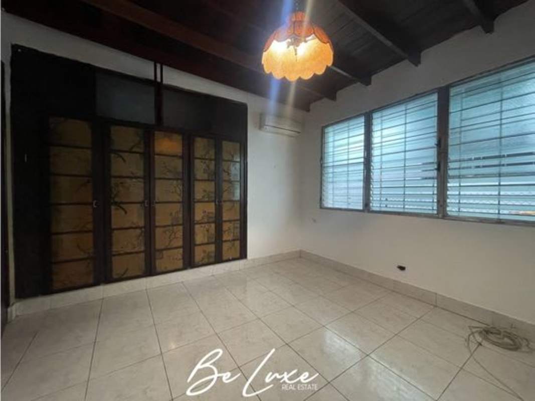 Exterior garden area with fence and parking commercial opportunity San Francisco Panama