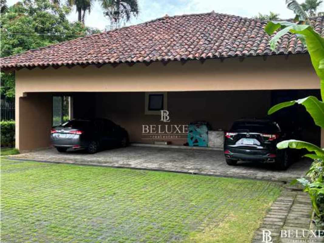 Private swimming pool with jacuzzi resort style garden luxury mansion Panama for sale