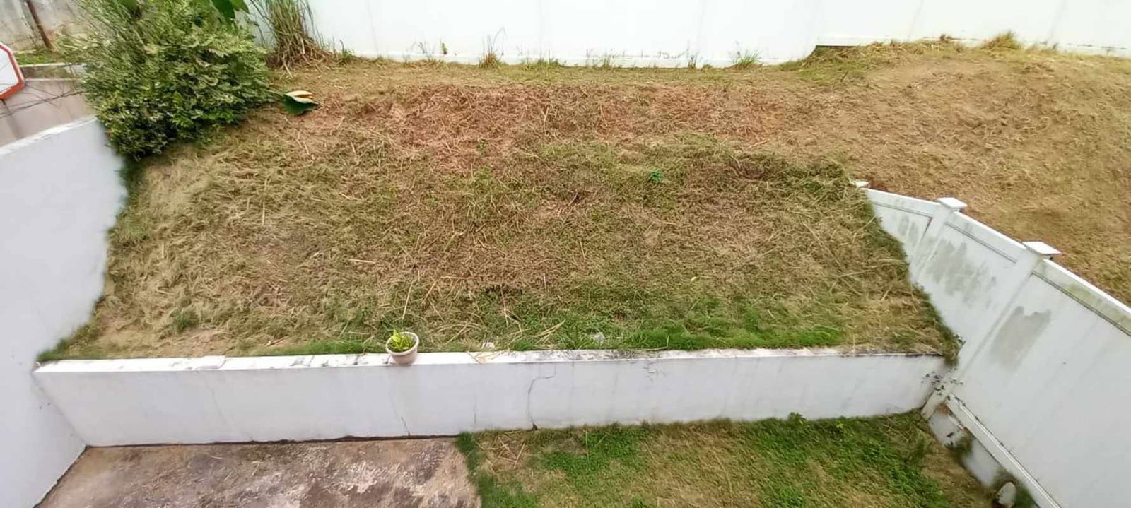 Private fenced backyard with retaining wall in duplex PH Victoria Brisas del Golf Panama