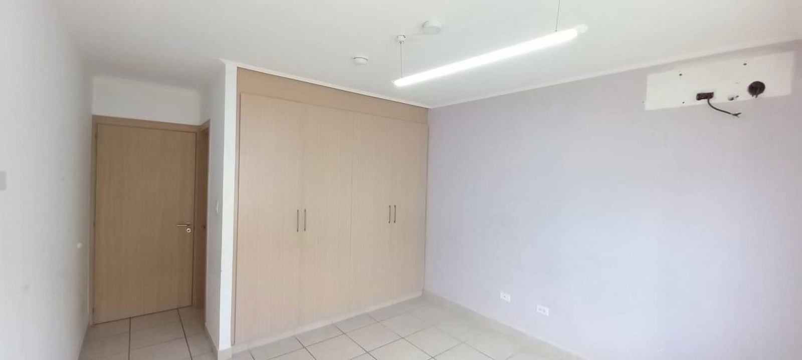 Bedroom with large closet and tiled floors Brisas del Golf Duplex Panama