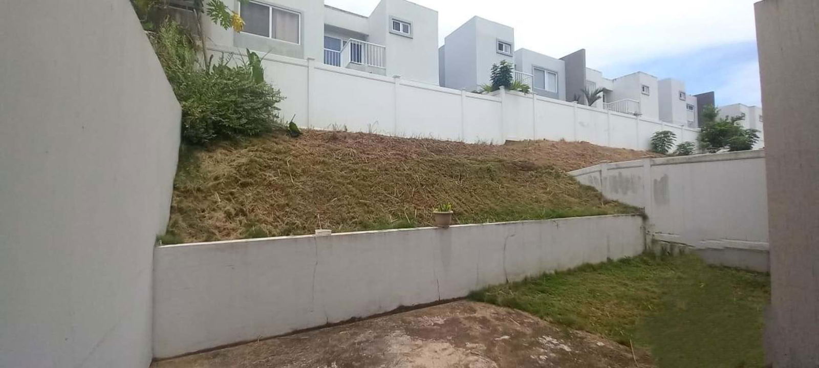 Private enclosed backyard with privacy wall at PH Victoria Brisas del Golf Panama