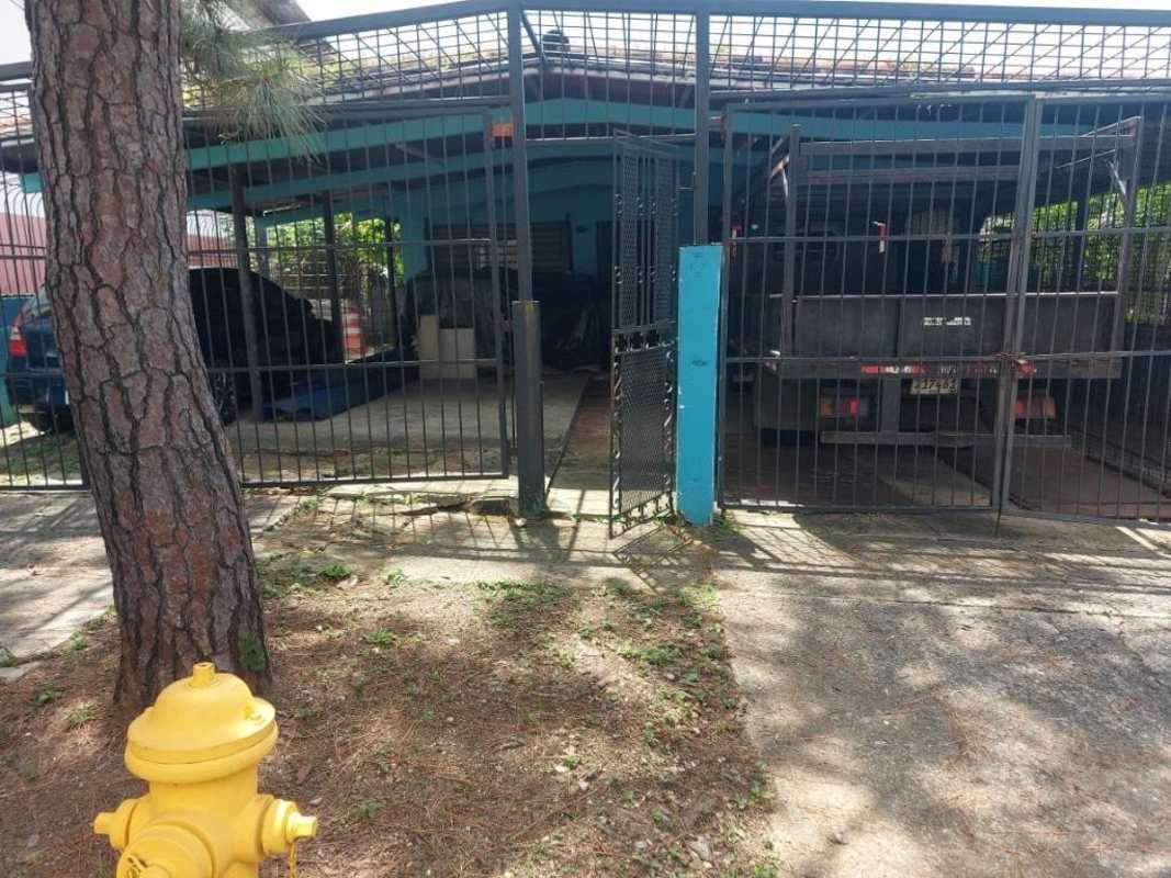 Front driveway secured with metal fencing and parking space at warehouse for rent Panama City