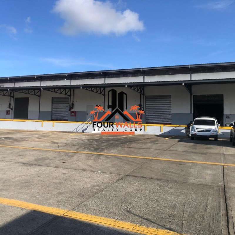 Multiple rolling doors with parking in front of commercial warehouse Las Mañanitas Panama